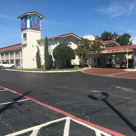 Motel 6 Dallas Market Center